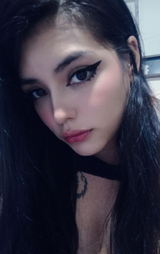 Latina with Pretty face on discord